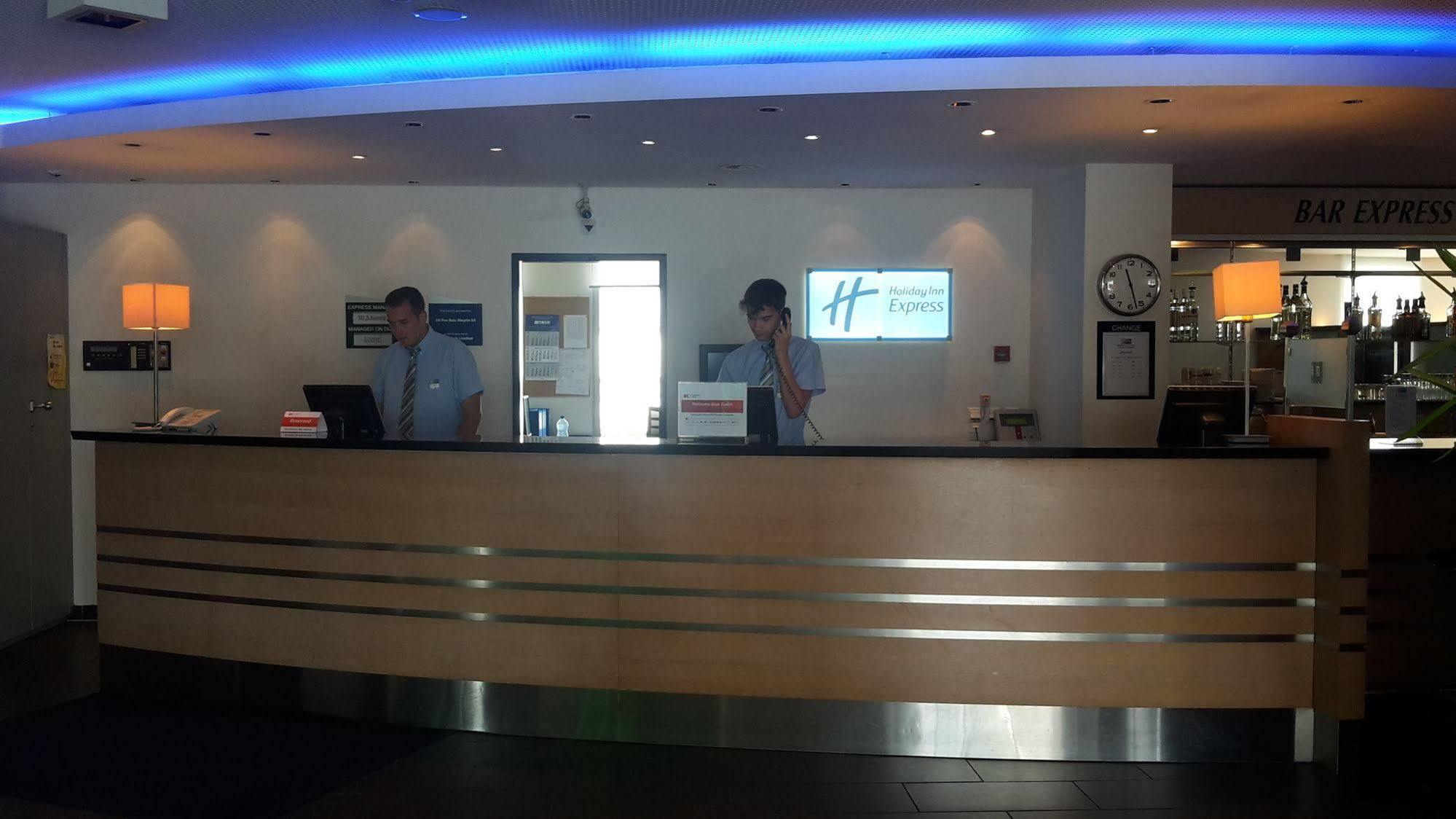 Holiday Inn Express Geneva Airport, An Ihg Hotel Zewnętrze zdjęcie
